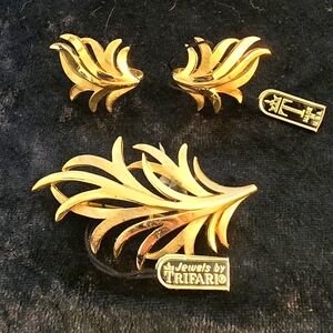 Vintage 1950s Trafari Goldtone Brooch and Earring Set with Original Tags